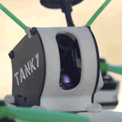 Tanky Drone 的 FPV 鏡頭能夠自行調節俯仰角度。
